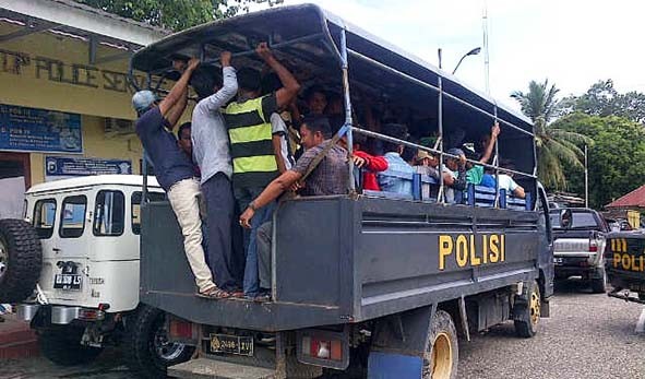 Warga Pulau Aro yang di Jemput